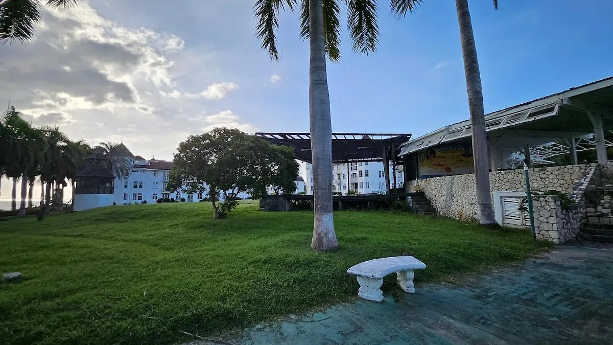 Private 2 Bedroom - Pool N Beach 205A Montego Bay Appartamento